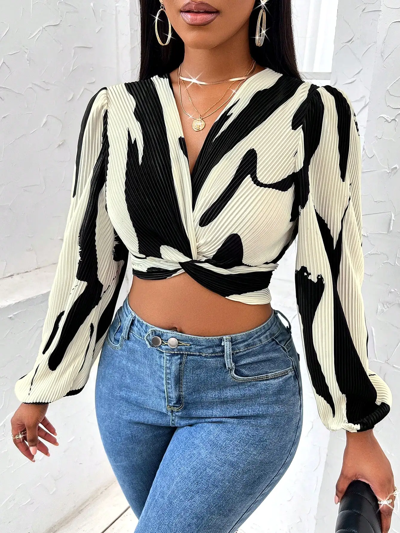 Graphic Print Twist Front Crop Blouse